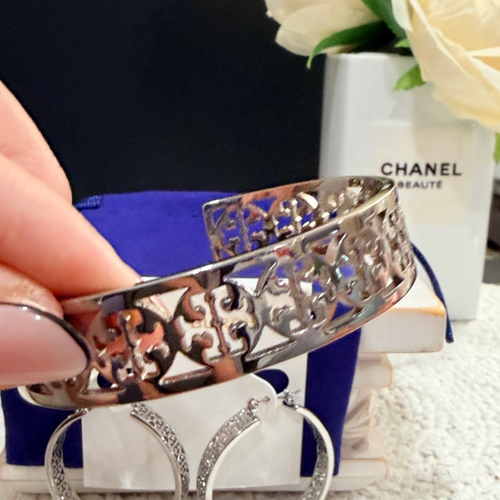 Tory Burch SET - Kinsley silver cuff bracelet & Kinsley Hoop Earrings + dust bag - Picture 4 of 12